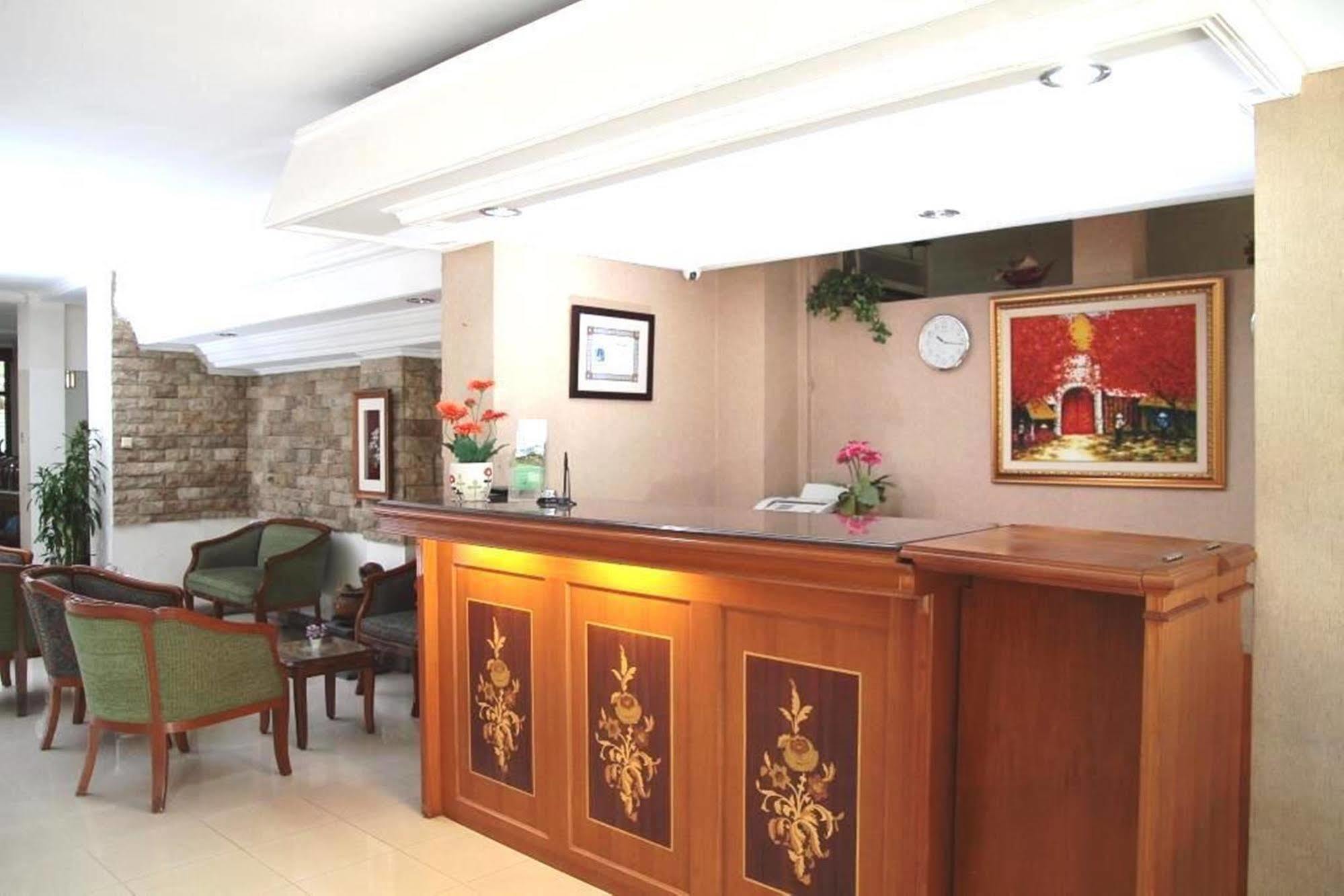 Reddoorz Plus Near Kemang Raya Jakarta Exteriér fotografie